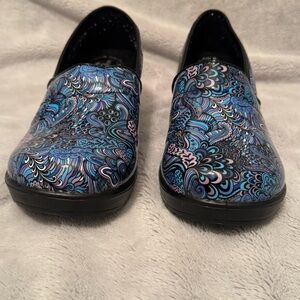 Easy Works by Easy Street Lyndee Blue Pop Clogs Slip Resistant Sz 10